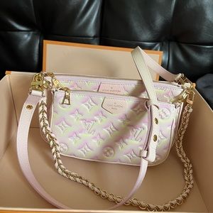 ⛔️⛔️SOLD⛔️⛔️Louis Vuitton Stardust pink MULTI Pochette Accessories